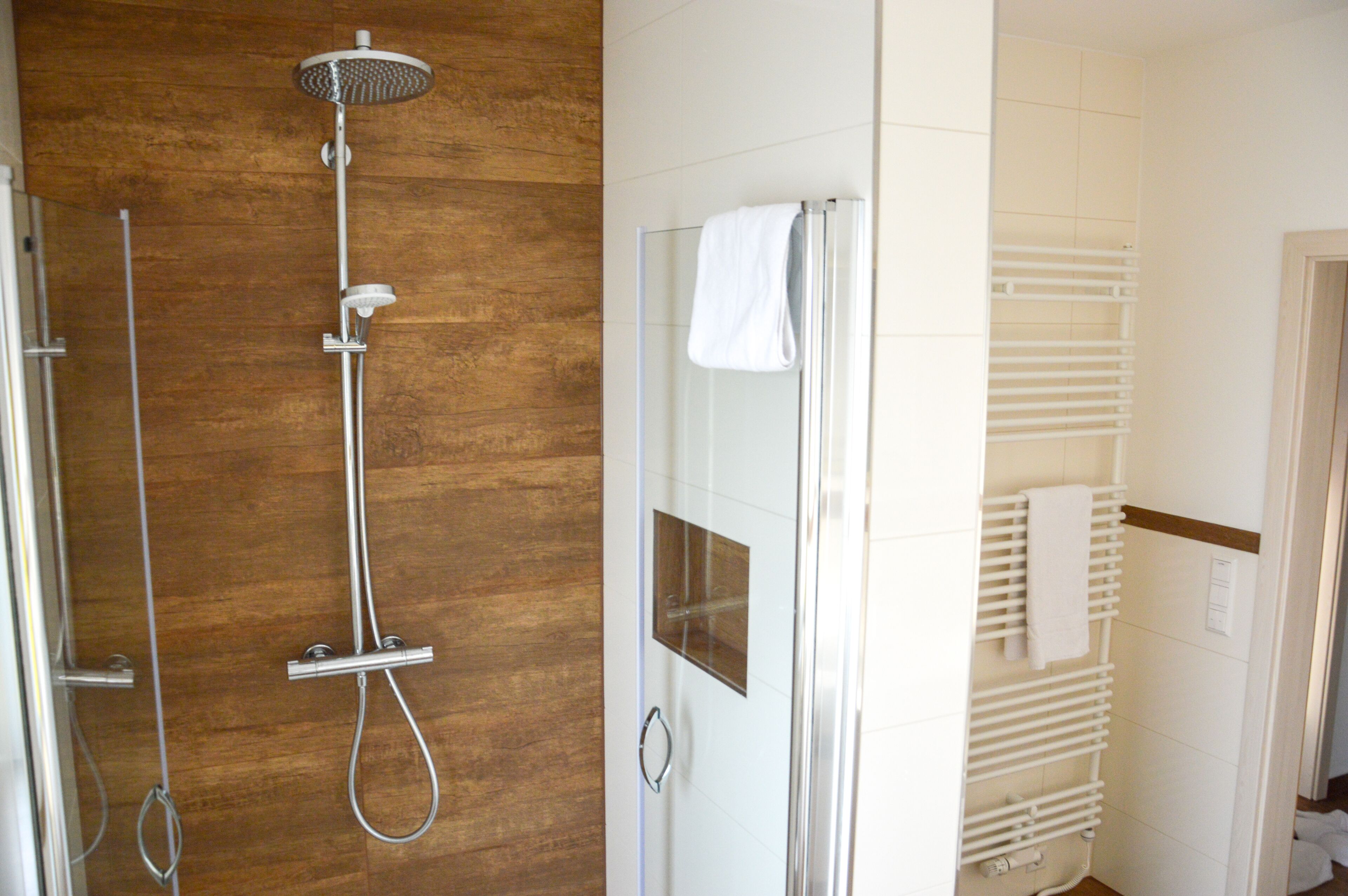 Shower, pengering rambut, lantai berpemanas, dan handuk