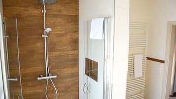Shower, pengering rambut, lantai berpemanas, dan handuk