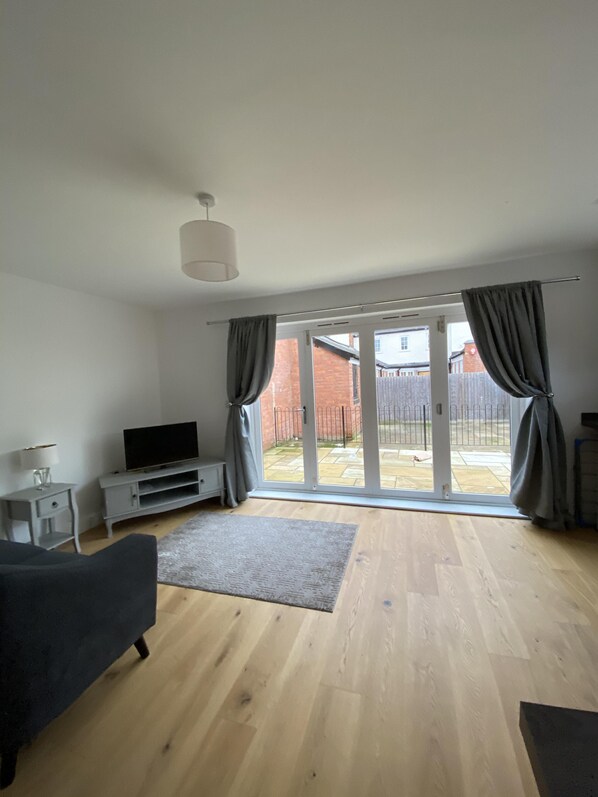 Talo, oma kylpyhuone, näköala pihalle | Lounge