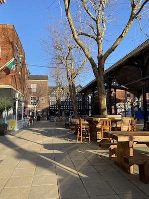 Maison, salle de bains privĂ©e, vue cour intĂ©rieure | Enceinte de lâhĂ©bergement