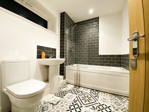 Talo, oma kylpyhuone, näköala pihalle | Kylpyhuone