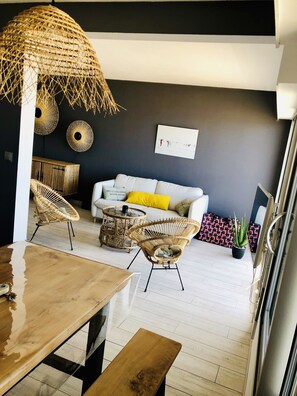 Télévision, livres, chaîne hi-fi