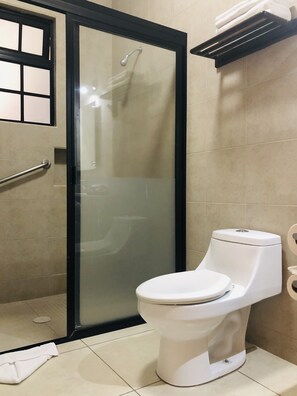 Shower, towels, soap, shampoo - Hotel Mi Solar Ejecutivo (Uruapan)