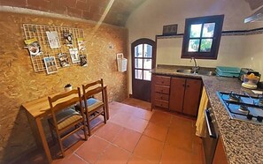 Frigorífico, microondas, horno y cafetera o tetera