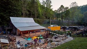Exterior - Mountain Harbour B&B and Hiker Hostel (Roan Mountain)