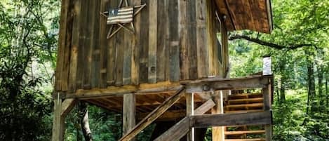 Exclusive Tree House (No Electricity) | Individually decorated, individually furnished, iron/ironing board