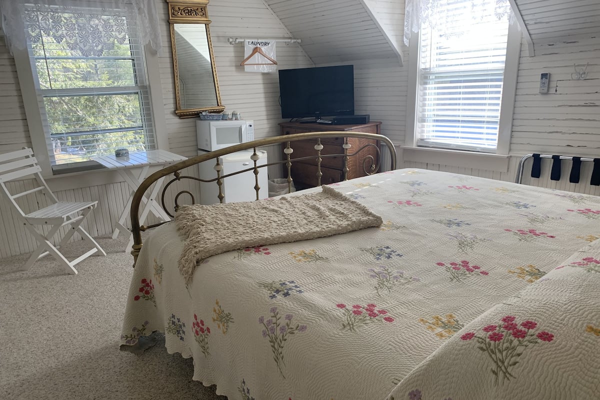 The Isabel Room | 1 bedroom, individually decorated, individually furnished
