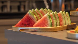 بوفيه فطور مجانًا يوميًا