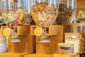 بوفيه فطور مجانًا يوميًا