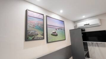 Triple Room | Blackout drapes, free WiFi, bed sheets