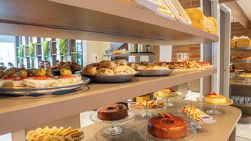 Café da manhã com buffet grátis todos os dias