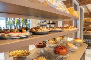 Free daily buffet breakfast  - Pousada da Orla (Maragogi)