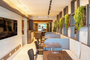 Café da manhã com buffet grátis todos os dias