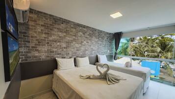 Cortinas blackout, wifi gratis y ropa de cama