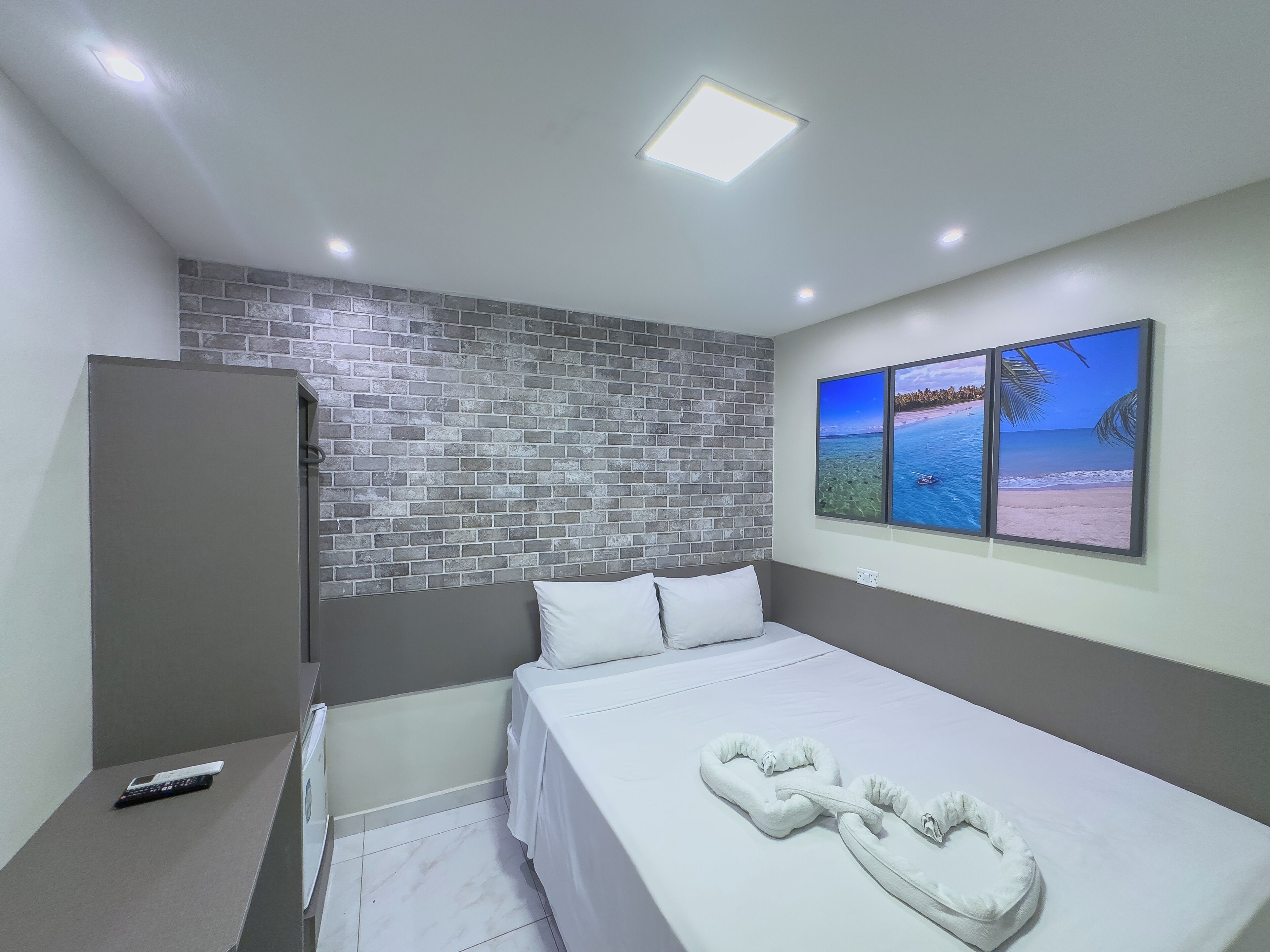 Quarto casal básico | Cortinas blackout, Wi-Fi de cortesia, roupa de cama