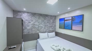 Quarto casal básico | Cortinas blackout, Wi-Fi de cortesia, roupa de cama