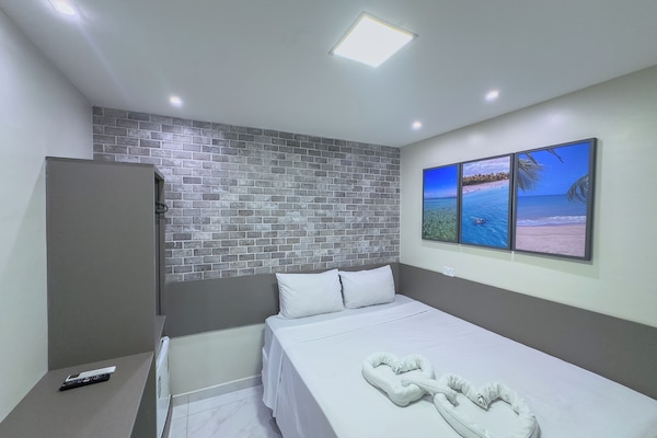 Cortinas blackout, wifi gratis y ropa de cama