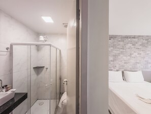 Double Room, Sea View | Bathroom | Shower, towels, toilet paper - Pousada da Orla (Maragogi)
