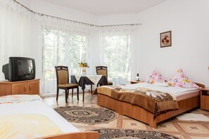 1 habitación, tabla de planchar con plancha, wifi y ropa de cama 