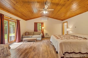 3 bedrooms, iron/ironing board, WiFi (free), bed sheets