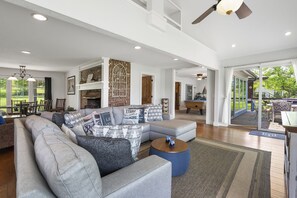 Smart TV, fireplace, stereo