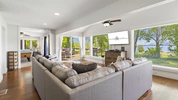 TV connectée, cheminée, chaßne hi-fi