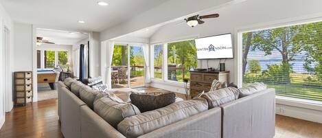 Smart TV, fireplace, stereo