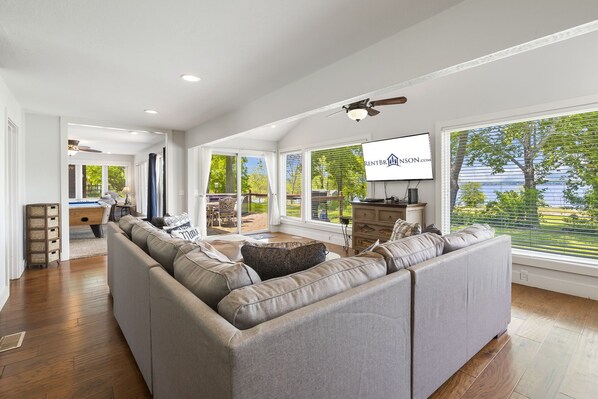 Smart TV, fireplace, stereo