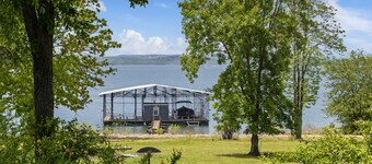Steps to Lake-Dog Friendly- Best view of Lake- Hot Tub- Pool table