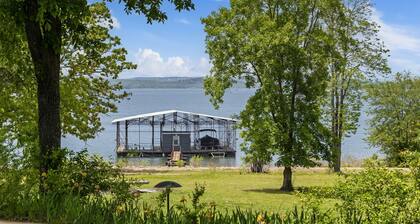 Steps to Lake-Dog Friendly- Best view of Lake- Hot Tub- Pool table