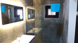 Habitación exclusiva, no fumadores | Baño | Ducha, cabezal de ducha tipo lluvia, secador de pelo y toallas