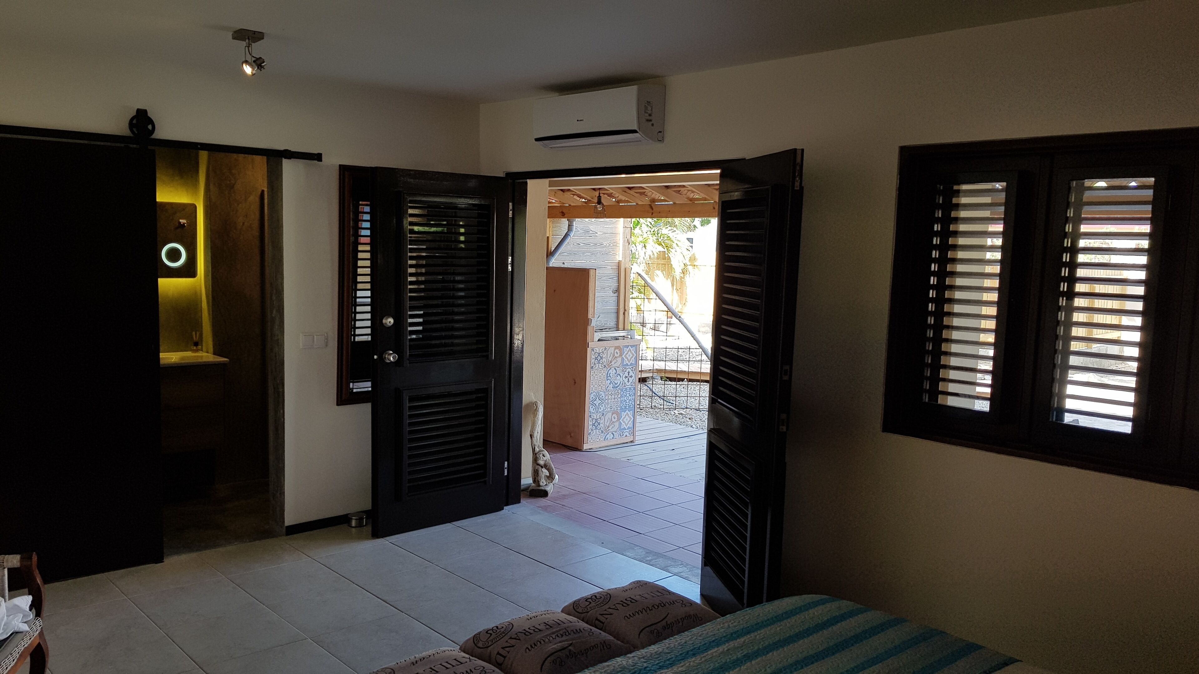 Deluxe Room, Non Smoking | In-room safe, blackout drapes, iron/ironing board, free WiFi