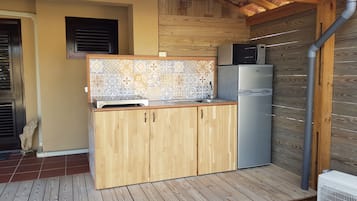 Deluxe Room, Non Smoking | Private kitchen | Full-sized fridge, microwave, stovetop, coffee/tea maker