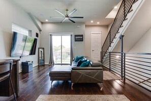Smart TV, stereo - 4 lev contemporary smart townhome, walking distance to NRG Stadium & Med Dist.  (Houston)