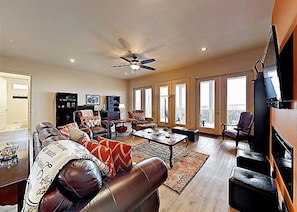 TV, caminetto, lettore DVD