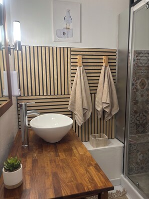 Haartrockner, Handtücher, Seife, Toilettenpapier