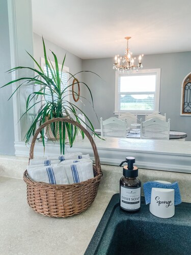 Nature + Music + Town - Cozy Farmhouse Retreat