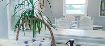 Nature + Music + Town - Cozy Farmhouse Retreat