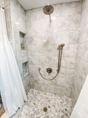 Dusche, Haartrockner, Handtücher, Seife