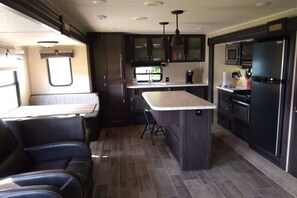 Kühlschrank, Mikrowelle, Ofen, Herdplatte