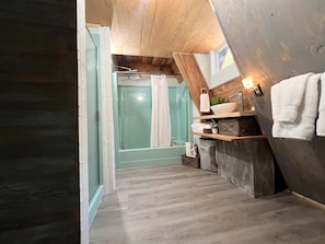 Badewanne, Haartrockner, Handtücher, Seife