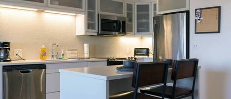 Réfrigérateur, micro-ondes, four, plaque de cuisson