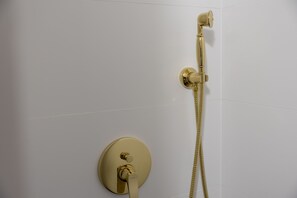 Comfort-Studiosuite | Dusche im Bad