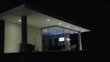 Chuveiro, toalhas de banho