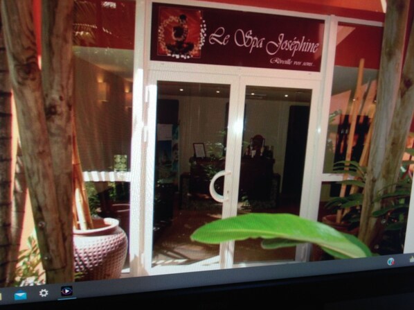 A storefront with a sign reading "Le Spa Josephine." - Beautiful, air-conditioned studio in a 3-star hotel: 2 pools + INTERNET, right on the water (Les Trois-Îlets)