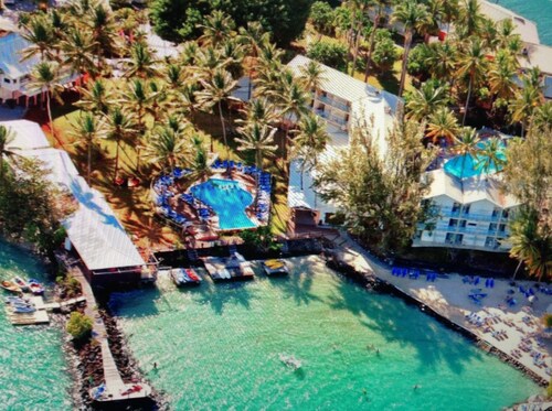 studio climatisé hôtel carayou avec 2 piscines et les pieds dans l'eau de mer