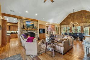 Smart-TV, Kamin, Bücher, Arbeitsbereiche