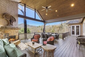 Outdoor dining - Fawn Creek: Beautifully Appointed, Mtn Views w Covered Porch and Wood Fireplaces (Highlands)