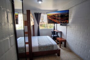 Cortinas blackout, tabla de planchar con plancha y wifi gratis 