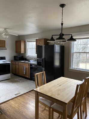 Grand réfrigérateur, micro-ondes, four, plaque de cuisson